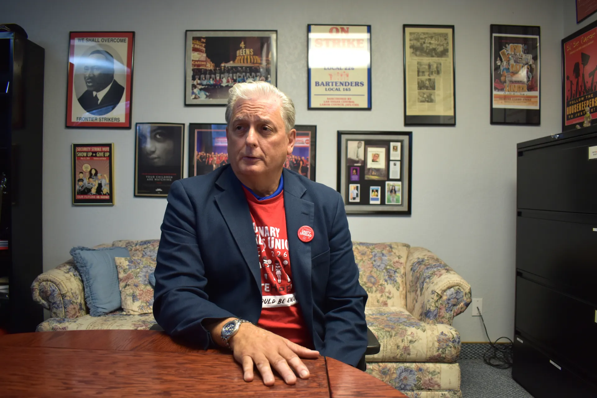 El secretario tesorero de la Unión de Trabajadores Culinarios de Las Vegas, Ted Pappageorge, habla durante una entrevista con EFE, en la sede del sindicato en Las Vegas, Nevada (EE.UU.). EFE/Mónica Rubalcava