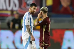 Los números 10 de Argentina y Venezuela, Lionel Messi (i) y Yeferson Soteldo, que intervinieron iniciando y asistiendo los goles de sus equipos, dialogan al final de un partido de la fecha 9 de las eliminatorias suramericanas al Mundial FIFA de 2026, en el estadio Monumental de Maturín (Venezuela). EFE/Ronald Peña