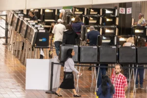 Personas acuden a la votación anticipada para las elecciones a la Presidencia de EE.UU., en Miami, Florida, este 21 de octubre de 2024. EFE/Cristóbal Herrera