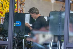 Vista de una persona que ejerce su derecho al voto anticipado para las elecciones a la Presidencia de EE.UU., el 21 de octubre de 2024. EFE/Cristóbal Herrera