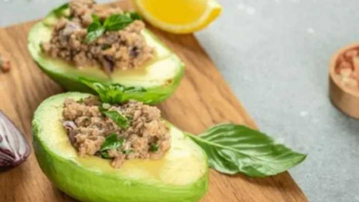 Aguacates rellenos de atún