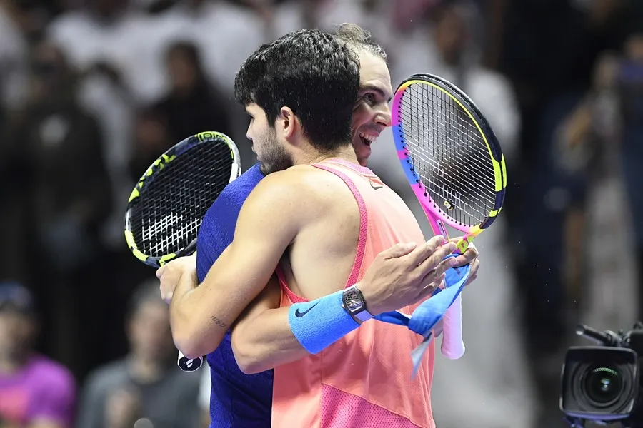 Rafael Nadal y Carlos Alcaraz de España después de su partido en el torneo de tenis de exhibición Six Kings Slam en Riad, Arabia. SauditaEFE/EPA/STR