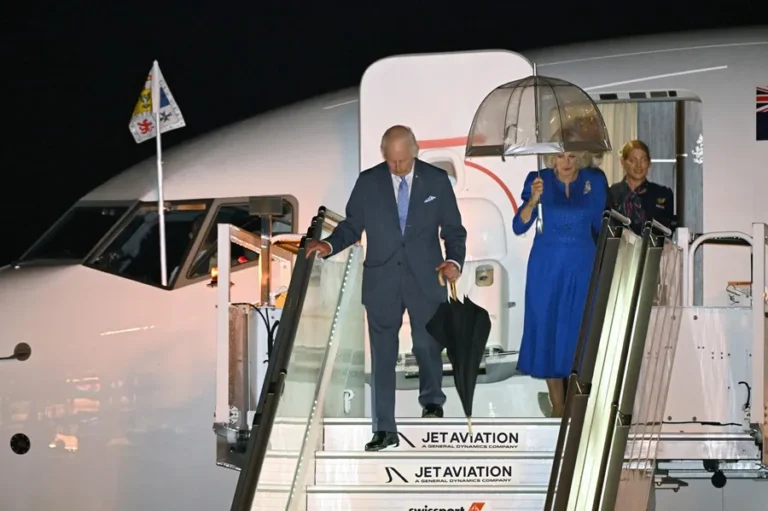 El rey Carlos III y la reina Camilla llegan al Aeropuerto Internacional de Sydney. EFE/EPA/Dean Lewis