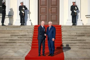 El presidente alemán, Frank-Walter Steinmeier (d), y su homólogo estadounidense Joe Biden, en Berlín, Alemania. EFE/EPA/Clemens Bilan