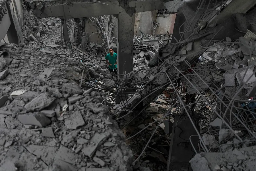 Un palestino inspecciona los escombros de la destruida mezquita de los Mártires de Al Aqsa tras un ataque aéreo israelí en Deir Al Balah. EFE/EPA/Mohammed Saber
