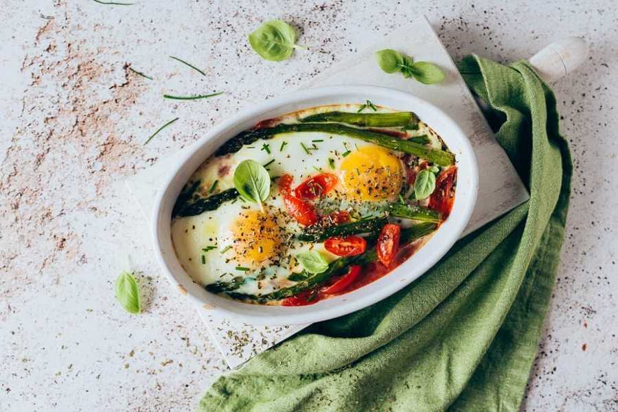 Huevos al plato con verduras: prepara esta rica receta y disfruta