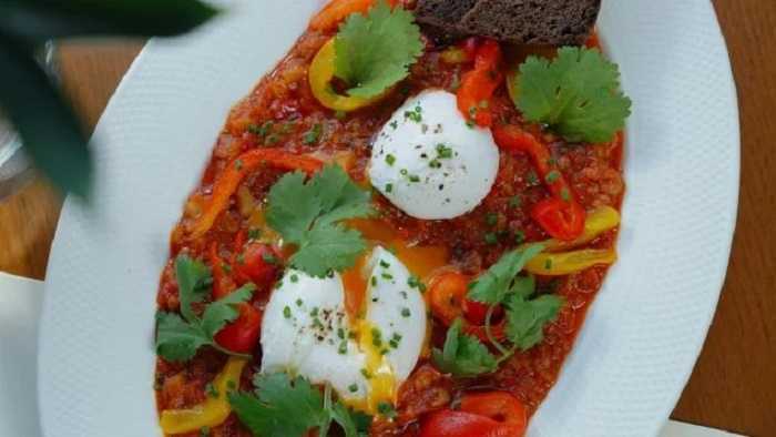 Huevos al plato con verduras