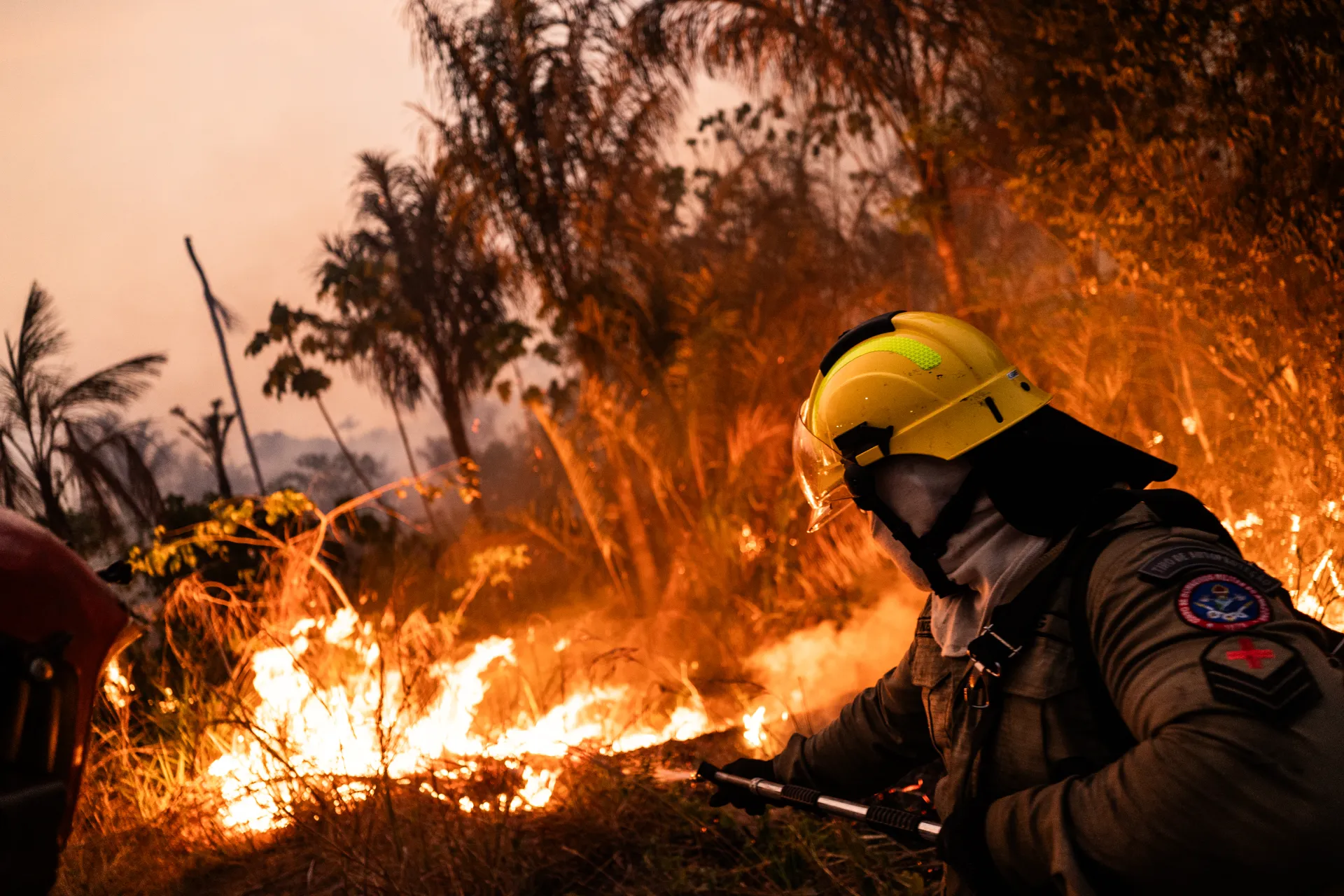 Fotografía de archivo de un bombero que trabaja para contener un incendio en una zona verde, en la ciudad de Manaos, Amazonas (Brasil). EFE/ Raphael Alves