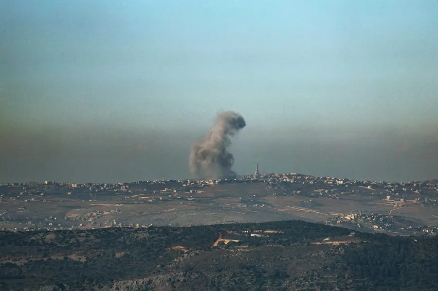 Columna de humo tras un ataque aéreo israelí cerca de la aldea de Maroun El Ras en el sur del Líbano. EFE/EPA/Atef Safadi