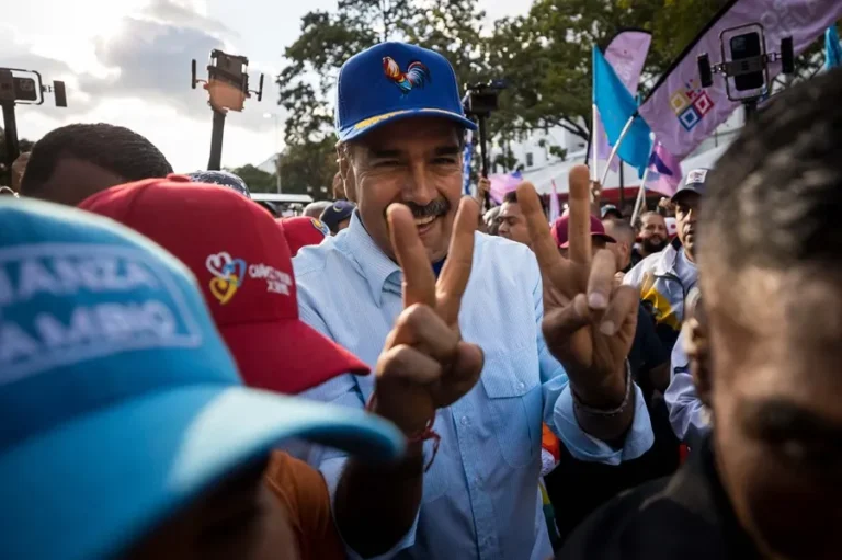 Nicolás Maduro saluda a simpatizantes en una manifestación a favor de su Gobierno. EFE/ Miguel Gutiérrez