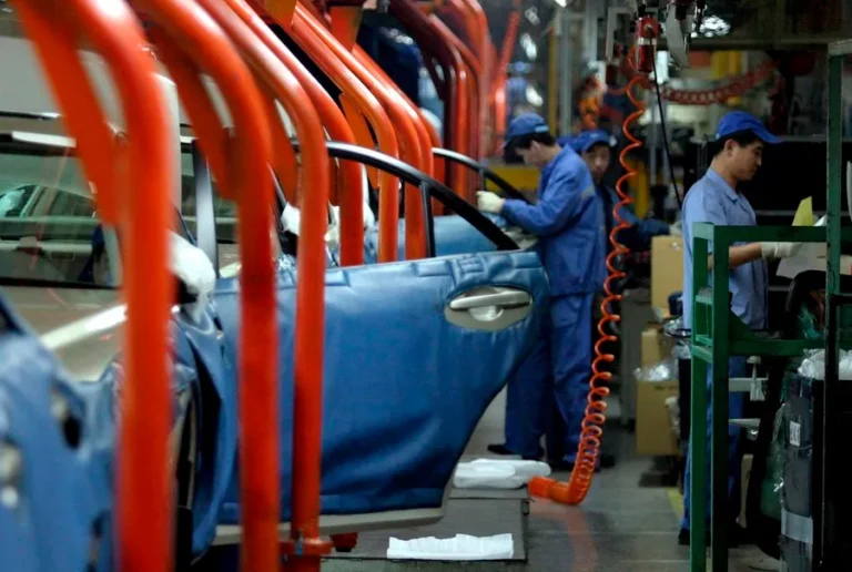 Trabajadores montan las piezas del Mazda M6 en la cadena de montaje de Changchun al noreste de la provincia china de Jilin, en una imagen de archivo. EFE/Deqiu Sha