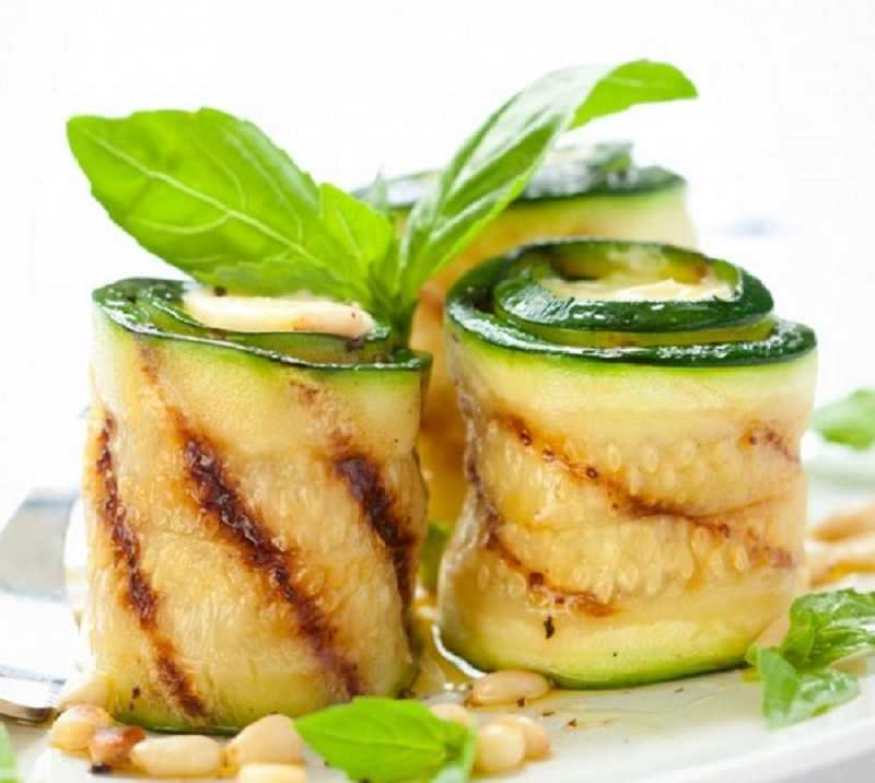 Rollitos de calabacín con pechuga de pavo: rica receta para cenar