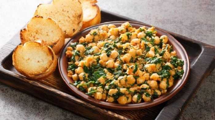 Salteado de espinacas con garbanzos