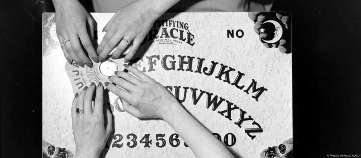 Las raíces de la ouija, o güija, se remontan a la década de 1840, durante el auge del espiritismo moderno en Estados Unidos