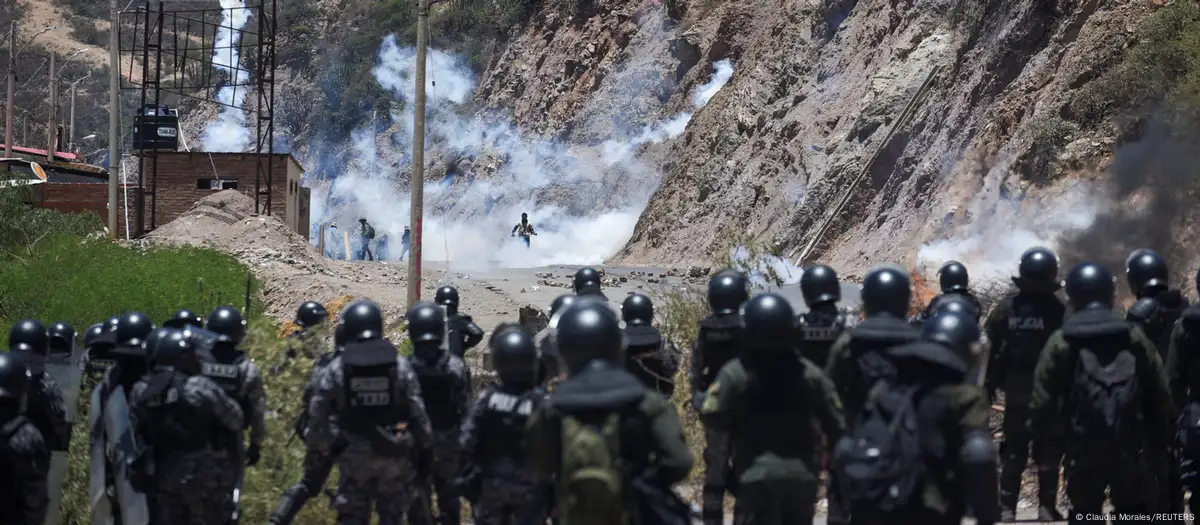 Con el disparo de gases, el contingente policial desplegado en Parotani, Cochabamba, inició el desbloqueo de una carretera. Los manifestantes respondieron al gas con dinamita y piedras desde los cerros, tal y como ocurrió en otro intento de desalojo hace varios días. (01.11.2024) Imagen: Claudia Morales/REUTERS
