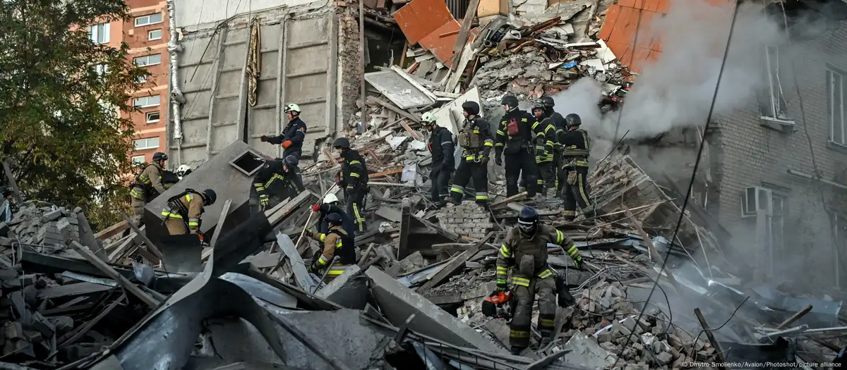 Rescatistas ucranianos buscan víctimas y sobrevivientes de un reciente bombardeo ruso sobre una zona residencial de Zaporhiya, en la zona sur de Ucrania. (Imagen de archivo: 07.11.2024).