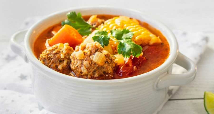 Sopa de albóndigas: sabroso plato para los días fríos