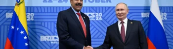 El presidente de Venezuela, Nicolás Maduro, mira al fotógrafo antes de una reunión con el presidente ruso, Vladimir Putin, al margen de la cumbre BRICS en Kazán