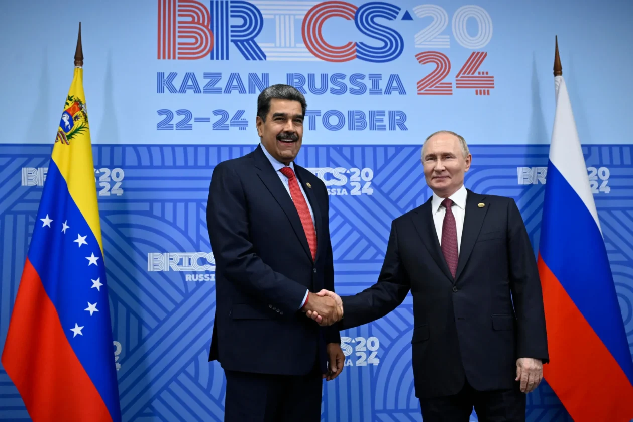 El presidente de Venezuela, Nicolás Maduro, mira al fotógrafo antes de una reunión con el presidente ruso, Vladimir Putin, al margen de la cumbre BRICS en Kazán