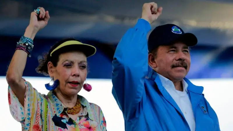 Daniel Ortega y su esposa, Rosario Murillo, que pasará de vicepresidenta a "copresidenta".