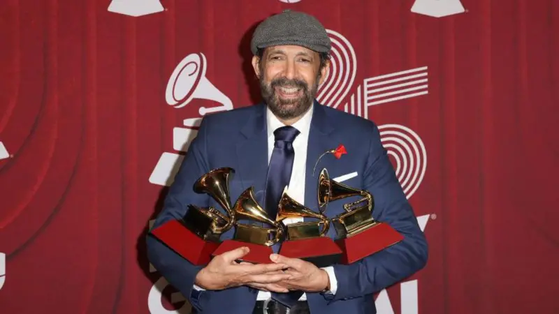 Juan Luis Guerra recibió cuatro galardones, incluyendo el premio a Mejor Álbum del Año por su disco “Radio Güira”.