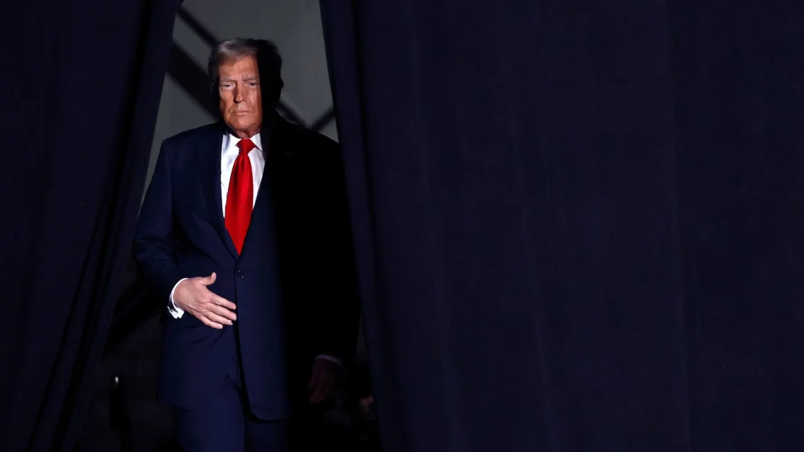 Trump sube al escenario durante un mitin de campaña en el Macomb Community College el 1 de noviembre en Warren, Michigan. Chip Somodevilla/Getty Images