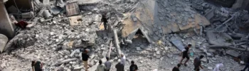 Palestinos revisan los escombros de la casa de la familia Alloush, destruida en un ataque israelí en Jabalia, en el norte de Gaza, el 10 de noviembre de 2024. Omar Al-Qattaa/AFP/Getty Images