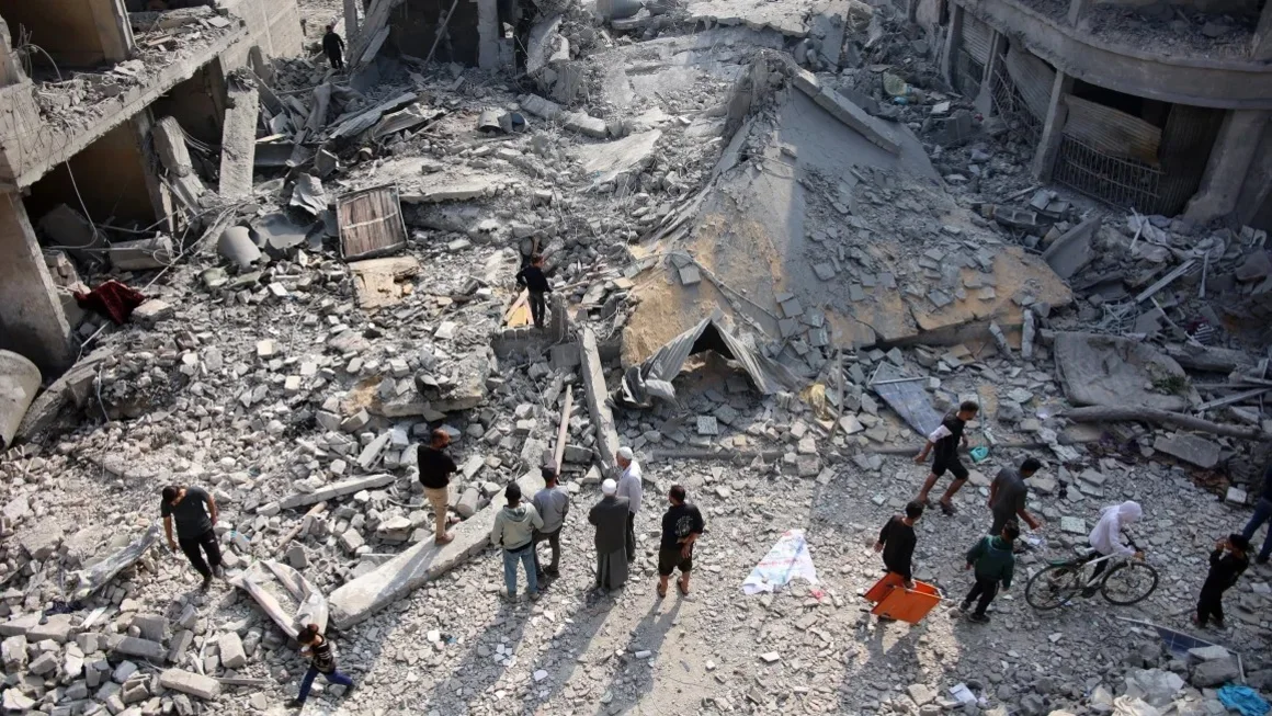 Palestinos revisan los escombros de la casa de la familia Alloush, destruida en un ataque israelí en Jabalia, en el norte de Gaza, el 10 de noviembre de 2024. Omar Al-Qattaa/AFP/Getty Images