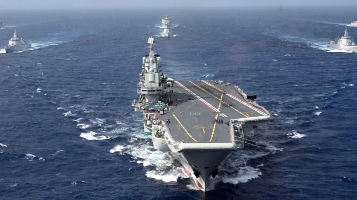 El portaaviones chino de propulsión convencional Liaoning lleva a cabo por primera vez un ejercicio de formación de portaaviones dual con el portaaviones Shandong, no visible, en el Mar de China Meridional a finales de octubre de 2024. Pu Haiyang/Xinhua/AP