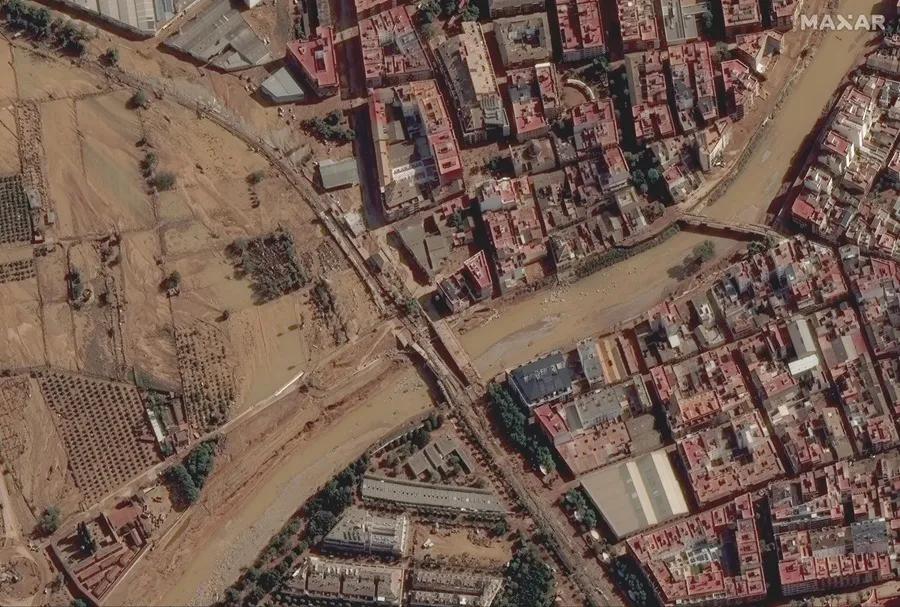 Imagen del satélite que muestra una carretera dañada y un puente con campos inundados en el municipio de Paiporta. EFE/EPA/MAXAR TECHNOLOGIES