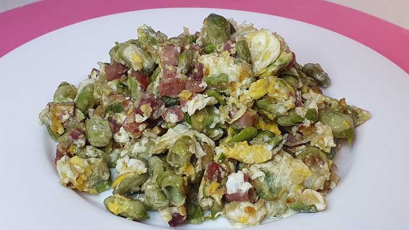 Habas con huevo revuelto
