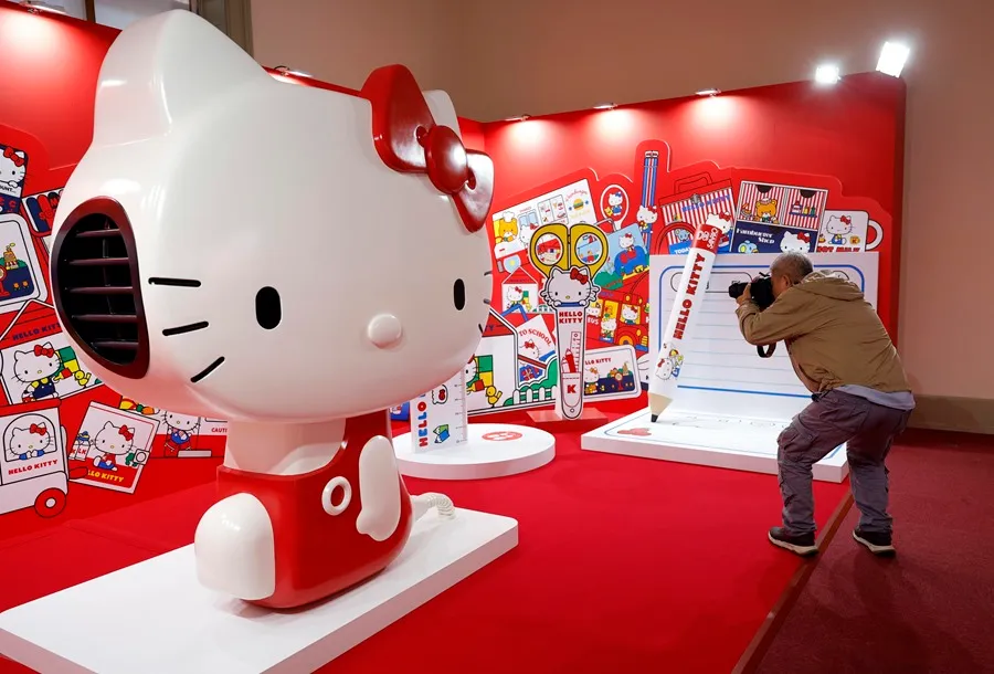 Un hombre toma una fotografía de una de las figuras de Hello Kitty que se exponen en el Museo Nacional de Tokio. EFE/EPA/Franck Robichon