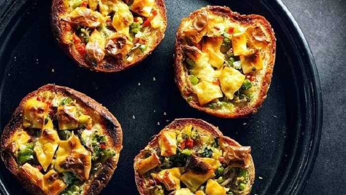 mini pizzas de berenjena y champiñones