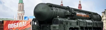 Un lanzador de misiles balísticos intercontinentales ruso Yars avanza por la Plaza Roja durante el desfile militar del Día de la Victoria en el centro de Moscú el 9 de mayo. (Crédito: Alexander Nemenov/AFP/Getty Images)