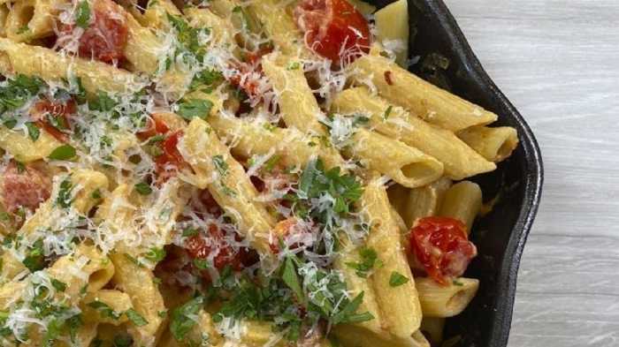 Pasta de tocino y tomate