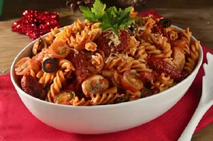 Pasta con tocino y tomate: prepara esta deliciosa receta