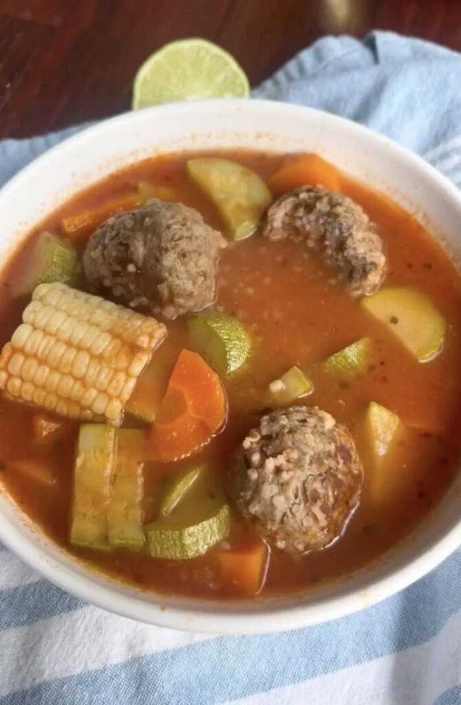 Sopa de albóndigas