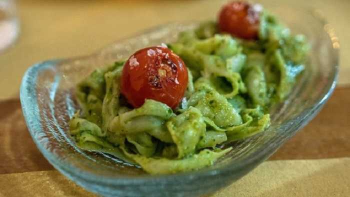 Tallarines al pesto: delicioso plato para una cena en familia