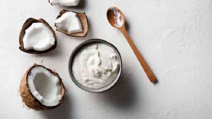 Yogur de coco con frutas frescas