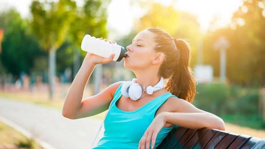 ¡Tu salud está en riesgo! Estas cometiendo 6 errores al tomar agua
