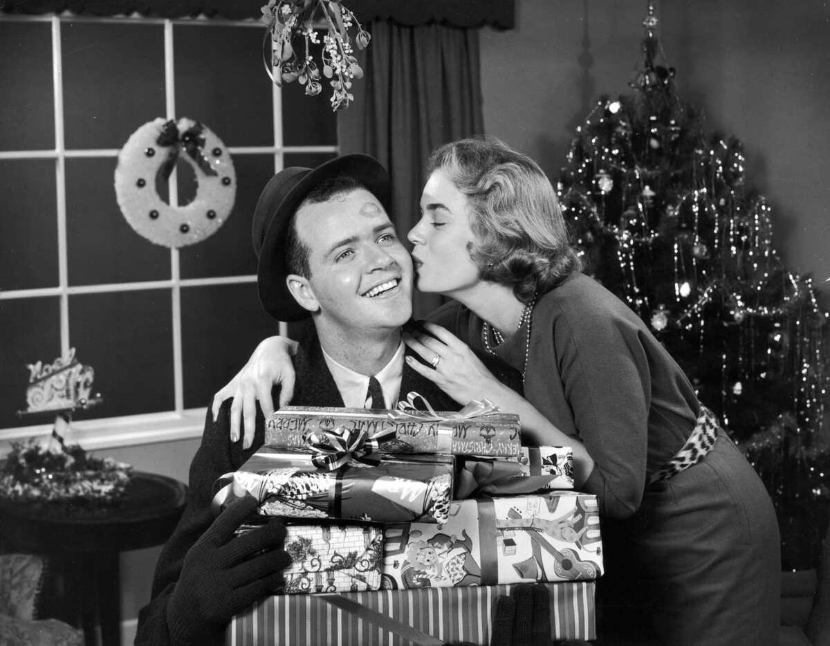 Beso bajo el muérdago tradición navideña Navidad