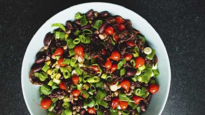 Ensalada de quinoa con caraotas y aguacate