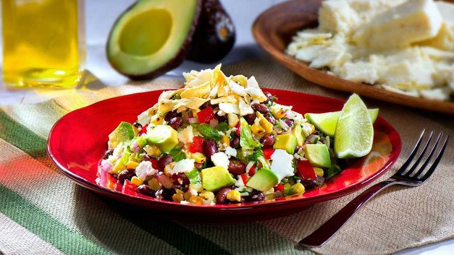 Ensalada de quinoa con caraotas y aguacate: así se prepara