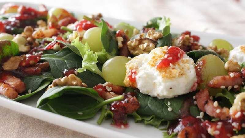 Ensalada de queso de cabra con frutos rojos: así se prepara