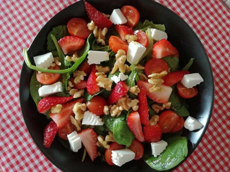 Ensalada de fresas con tomates cherry y queso feta: así se prepara