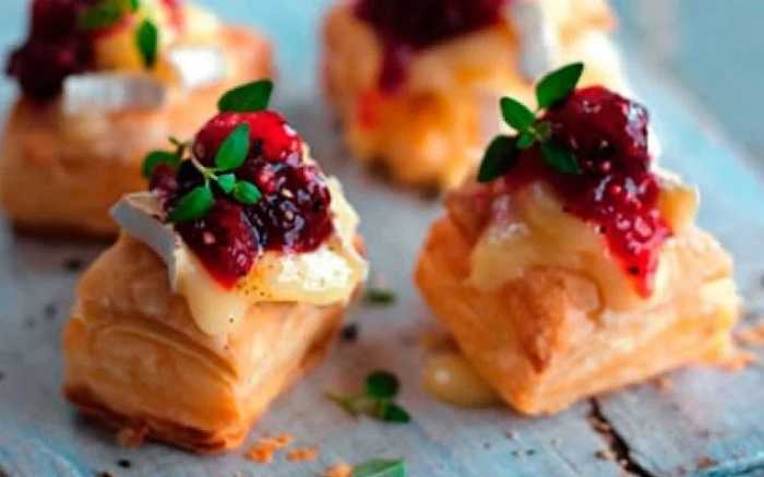 Hojaldres de queso camembert