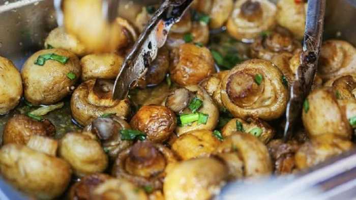 Salteado de pollo con champiñones