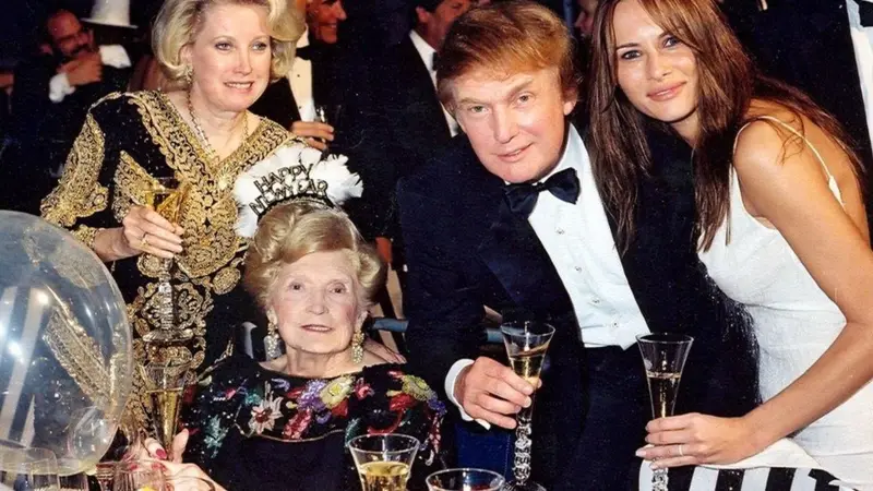 Mary Anne Trump en 1999, poco antes de morir, con su hija Elizabeth, su hijo Donald y la entonces novia de él, Melania Knauss.