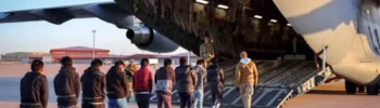 La Casa Blanca publicó imágenes de las deportaciones de migrantes en aviones militares.