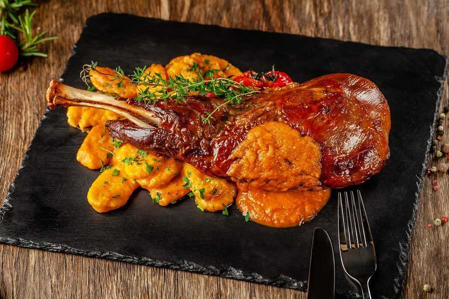 Cordero a la brasa con hummus y berenjenas asadas